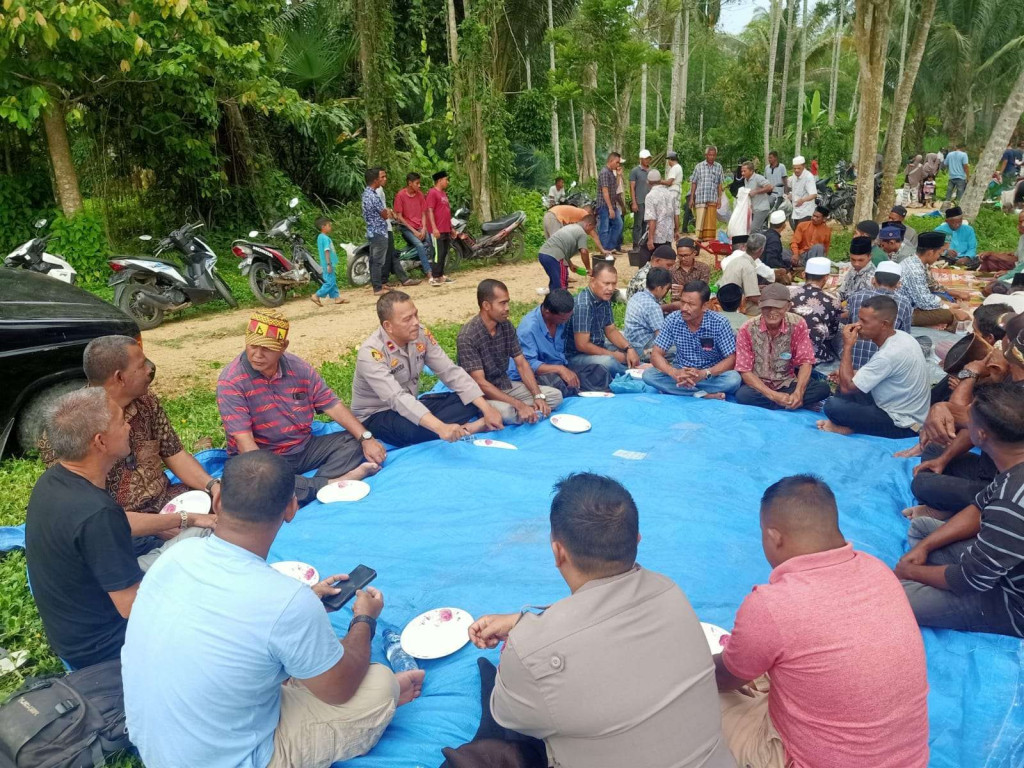 Kapolsek Nisam, Ipda Wahyudi, S.Sos Menghadiri acara Khanduri Blang di Gampong Binjee